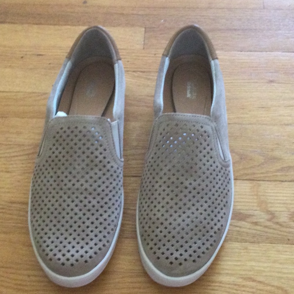 dr. scholls original collection slide on tan shoes.